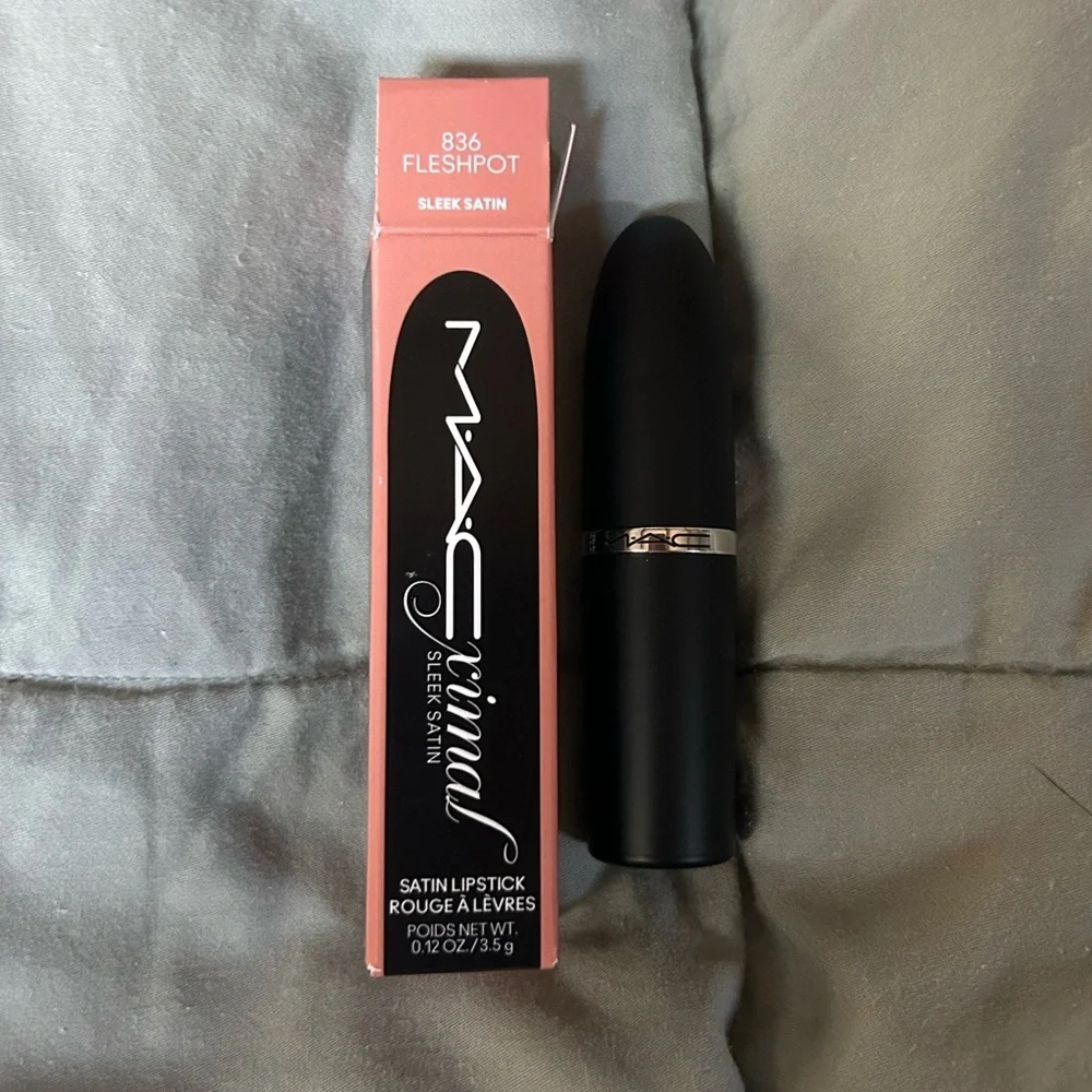 M·A·C M·A·Cximal Sleek Satin Lipstick in Fleshpot